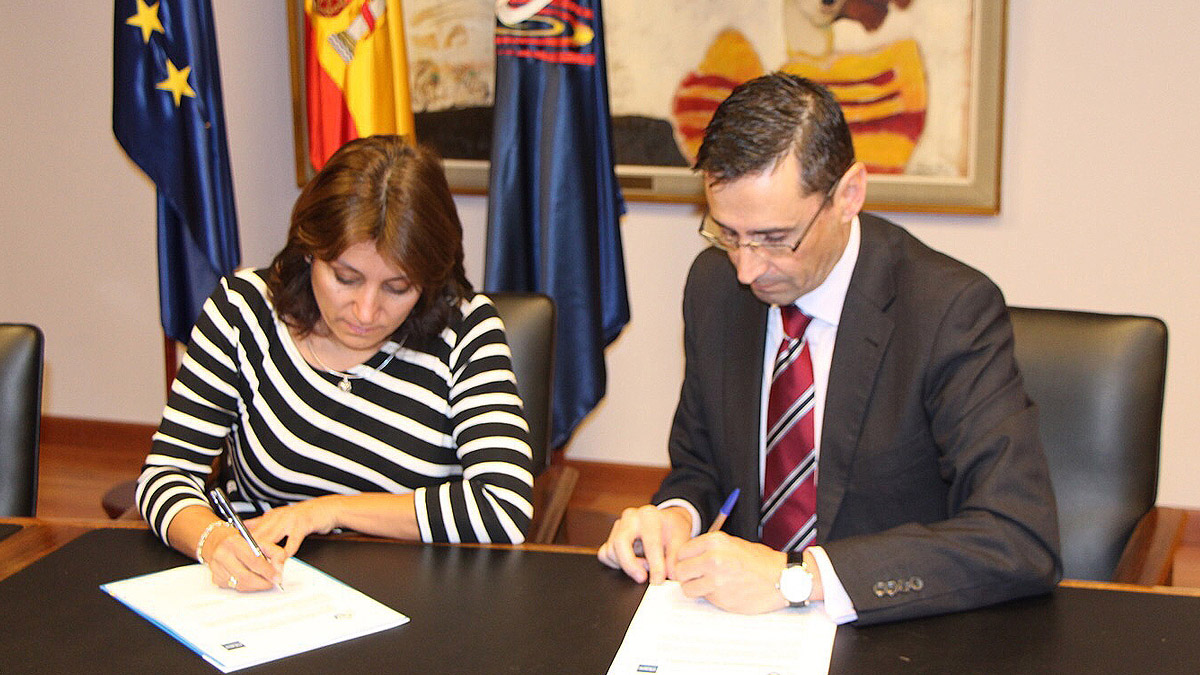 La presidenta de la RFESS, Isabel García Sanz, y Miguel Caparrós Ruiz, Jefe de Formación en FTEJerez, durante la firma del acuerdo.