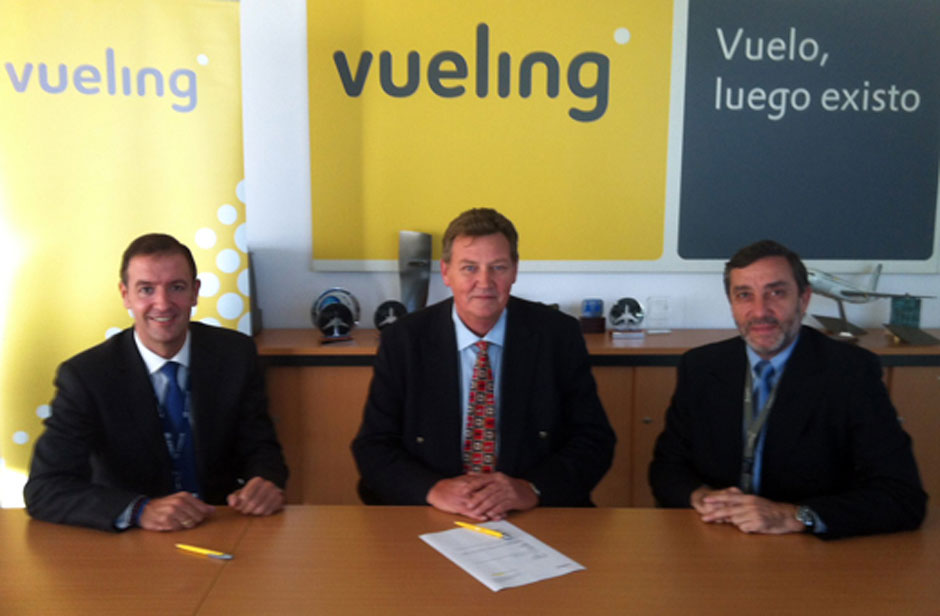 Capt. Fernando Alonso (Director of Flight Operations, Vueling), Frik Schoombee (Director Business Development FTEJerez) and José Berasaluce (Crew Training Manager, Vueling).