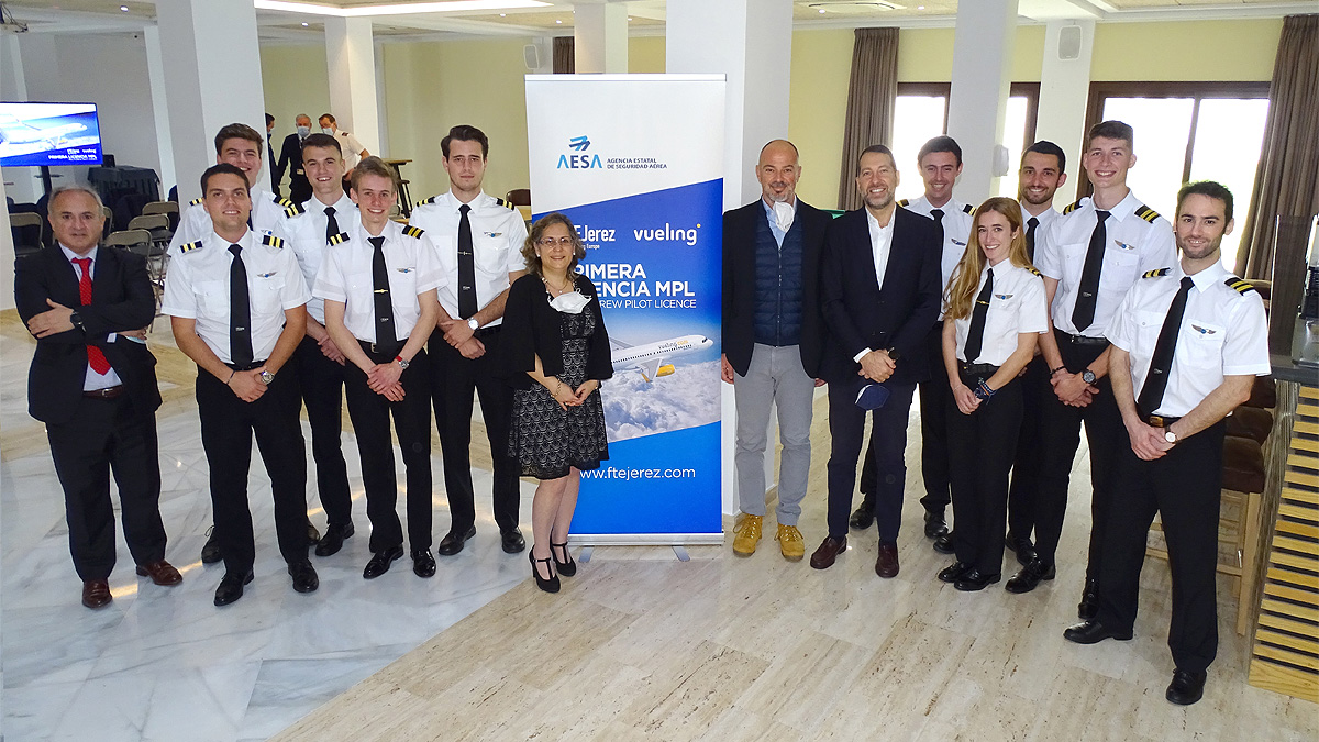 AESA delivers the first MPL licenses to FTE’ Vueling cadets